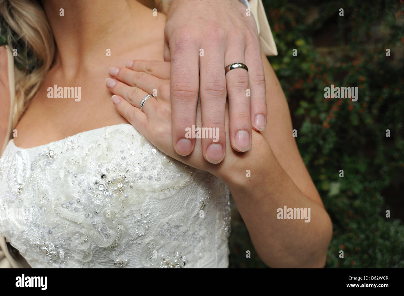 L'anello dita di coppia di novelli sposi. Foto Stock