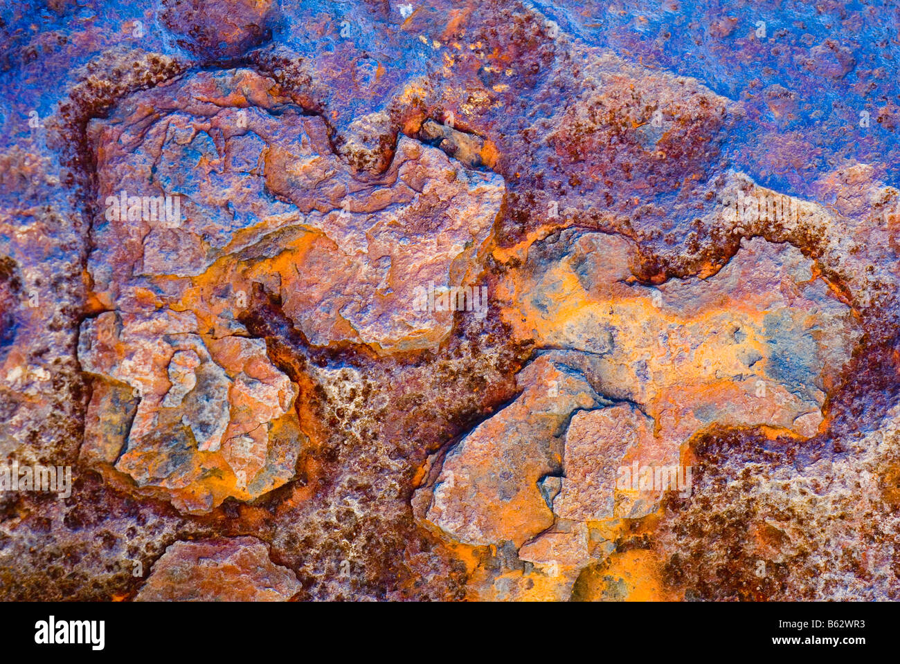 Sfumature di blu dal cielo riflessa e arancione dalla ruggine del XIX secolo di ferro canna di cannone, Castillo Sohail, Fuengirola, regione Andalusia, Spagna, Europa Foto Stock