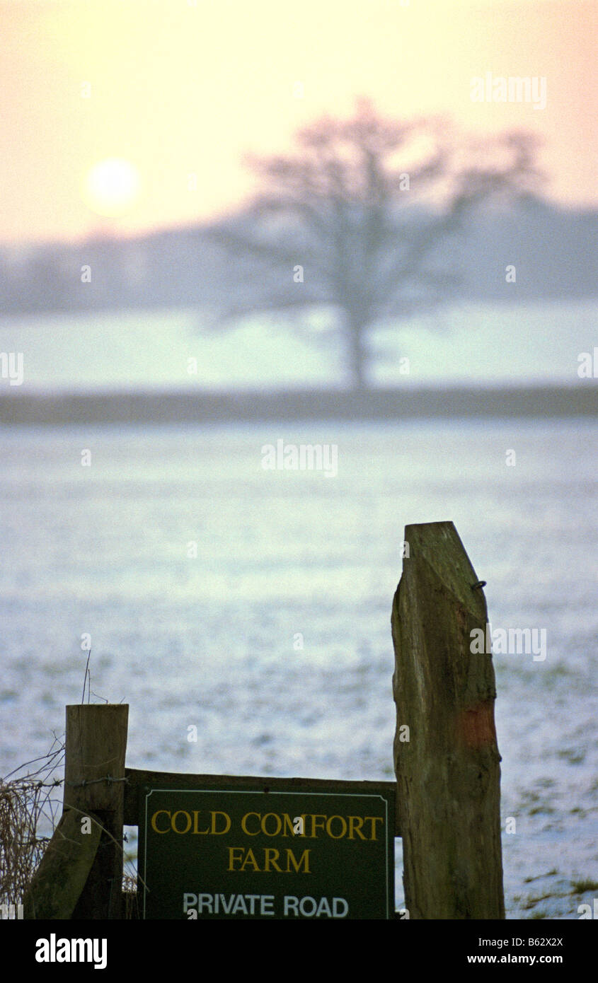 Segno sulla gate nel tramonto in inverno, Alcester Warwickshire, Inghilterra Foto Stock
