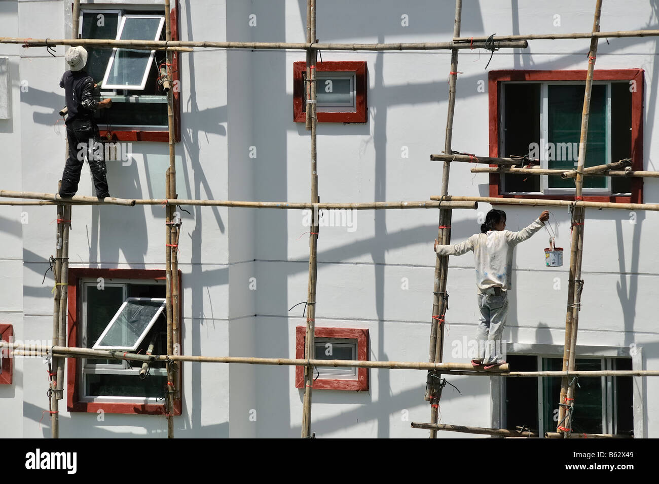 La sicurezza del lavoro. Impalcatura di bambù è ancora utilizzato di frequente in Asia e i lavoratori per la maggior parte solo l'usura pantofole invece di scarpe di sicurezza. Foto Stock