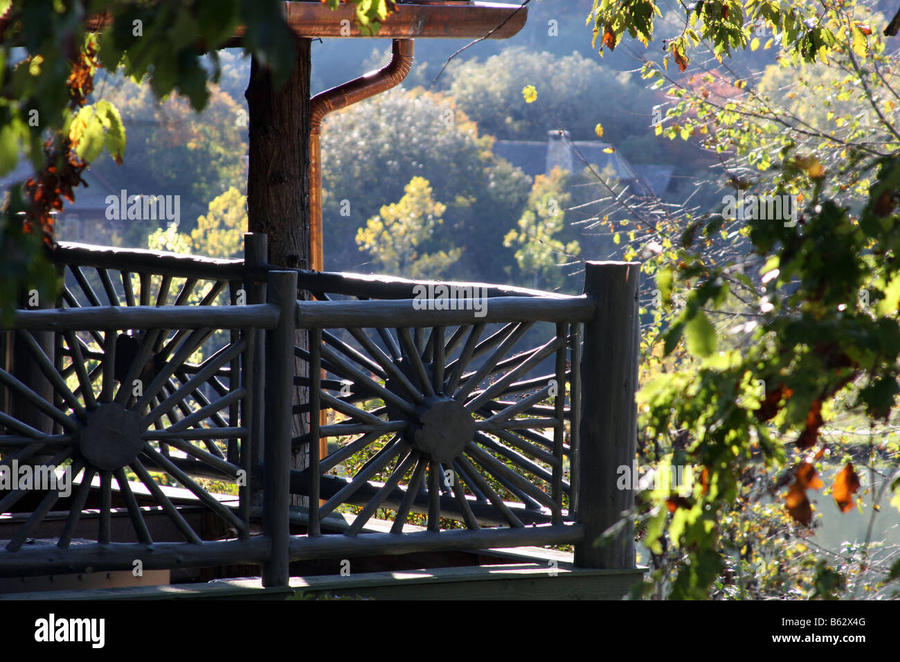 Un rustico portico di log di Branson Missouri in autunno Foto Stock