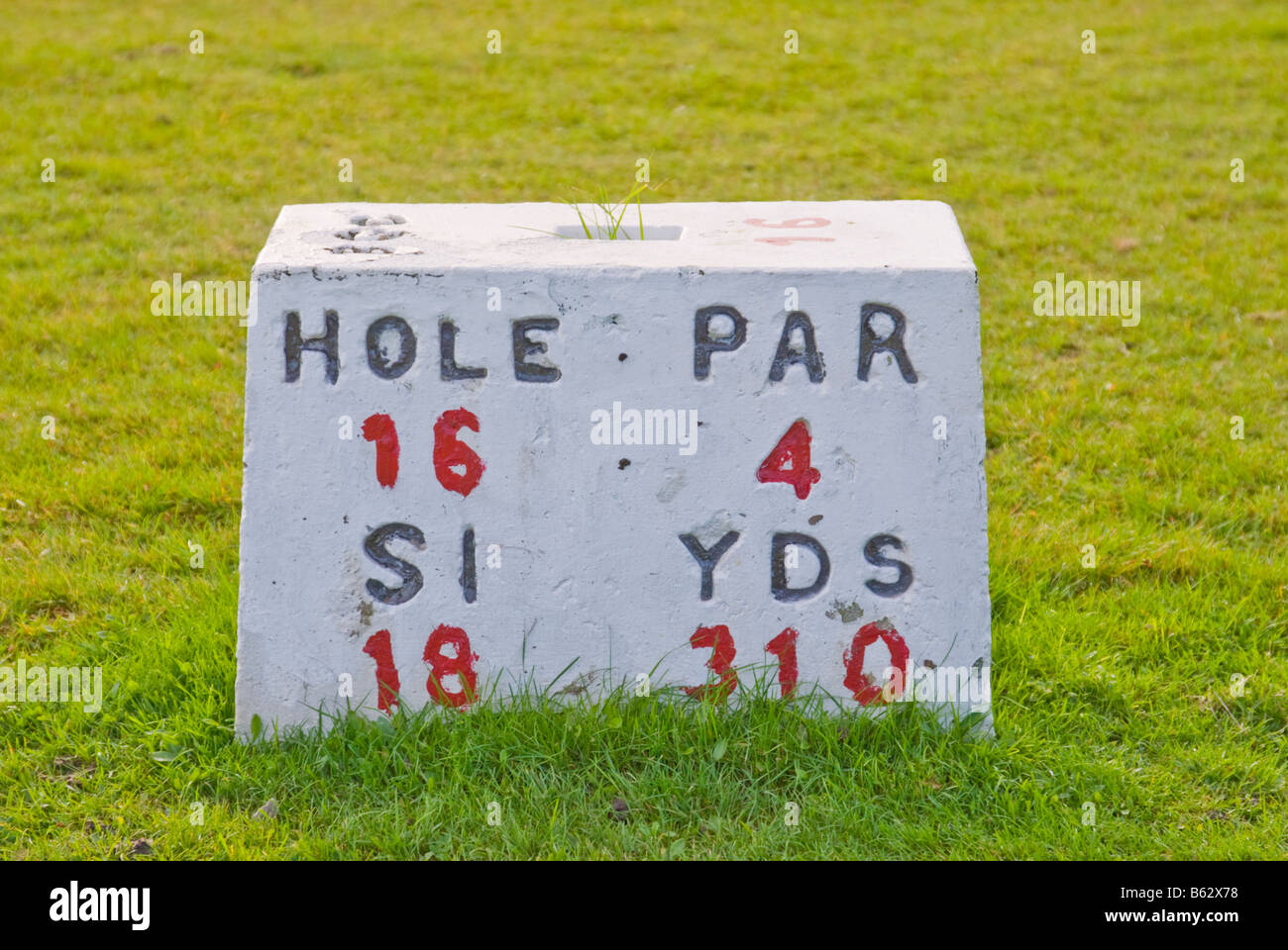 Pietra su un campo da golf indicante la distanza del foro e par numero nel Regno Unito Foto Stock