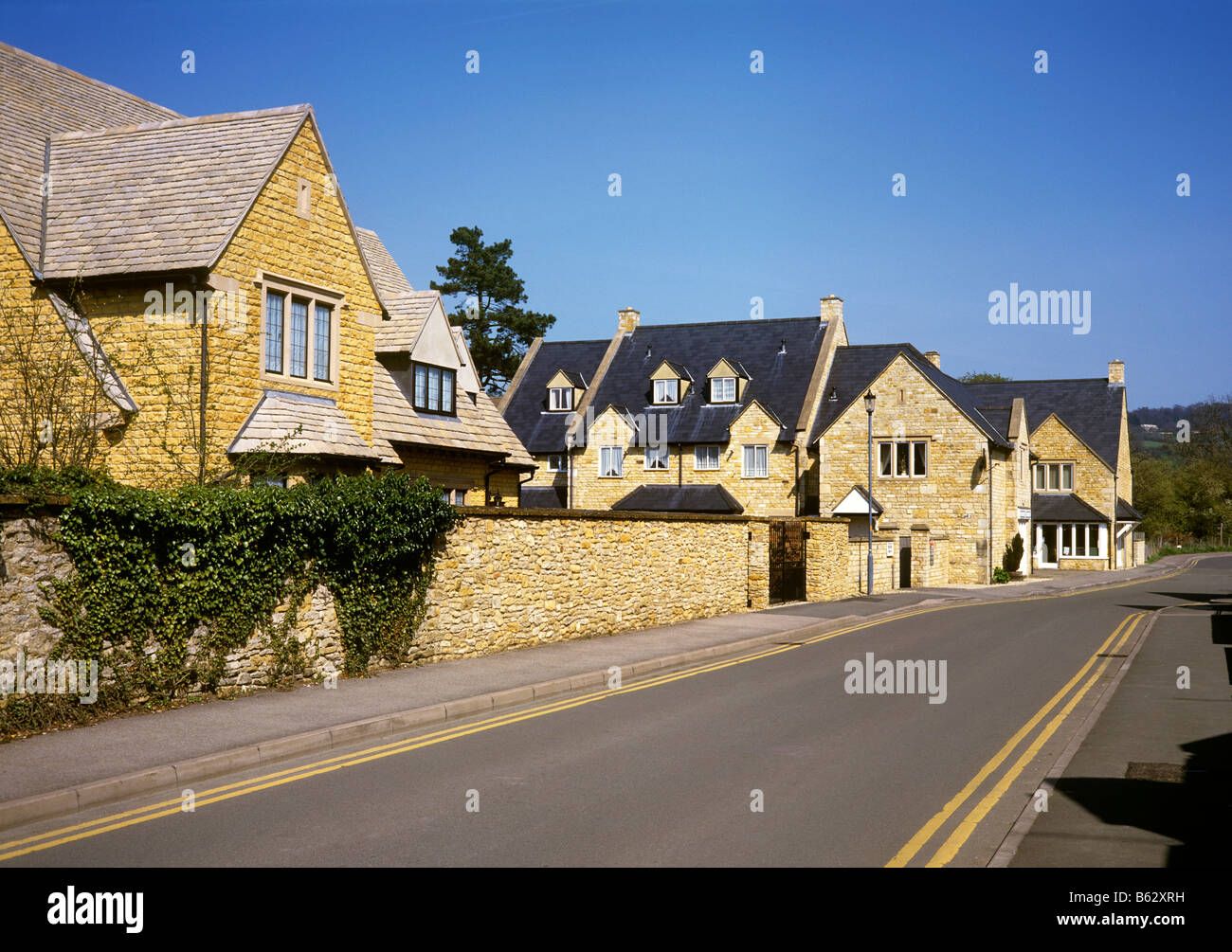 Regno Unito England Gloucestershire Broadway Cotswolds nuove case costruite in pietra di Cotswold Foto Stock