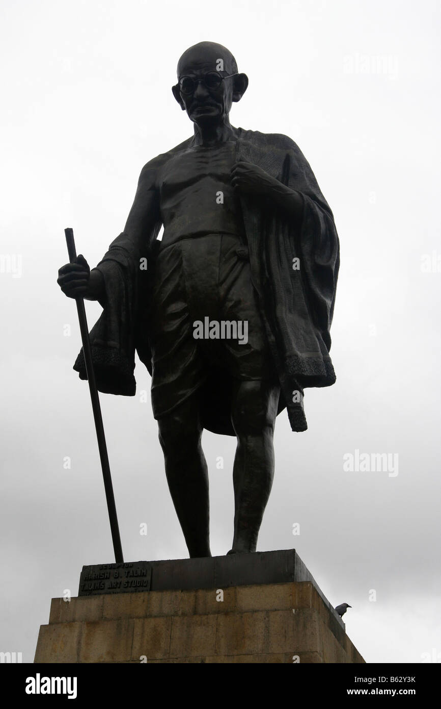 Una statua del Mahatma Gandhi in Mumbai, India. Gandhi è considerato da molti Indiani come il padre della nazione. Foto Stock