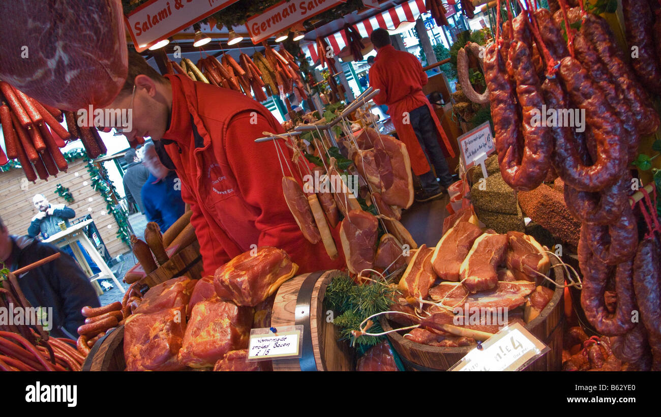 Delicatessen in stallo il tedesco mercatino di Natale tenutosi a Kingston upon Thames Surrey in Inghilterra Foto Stock