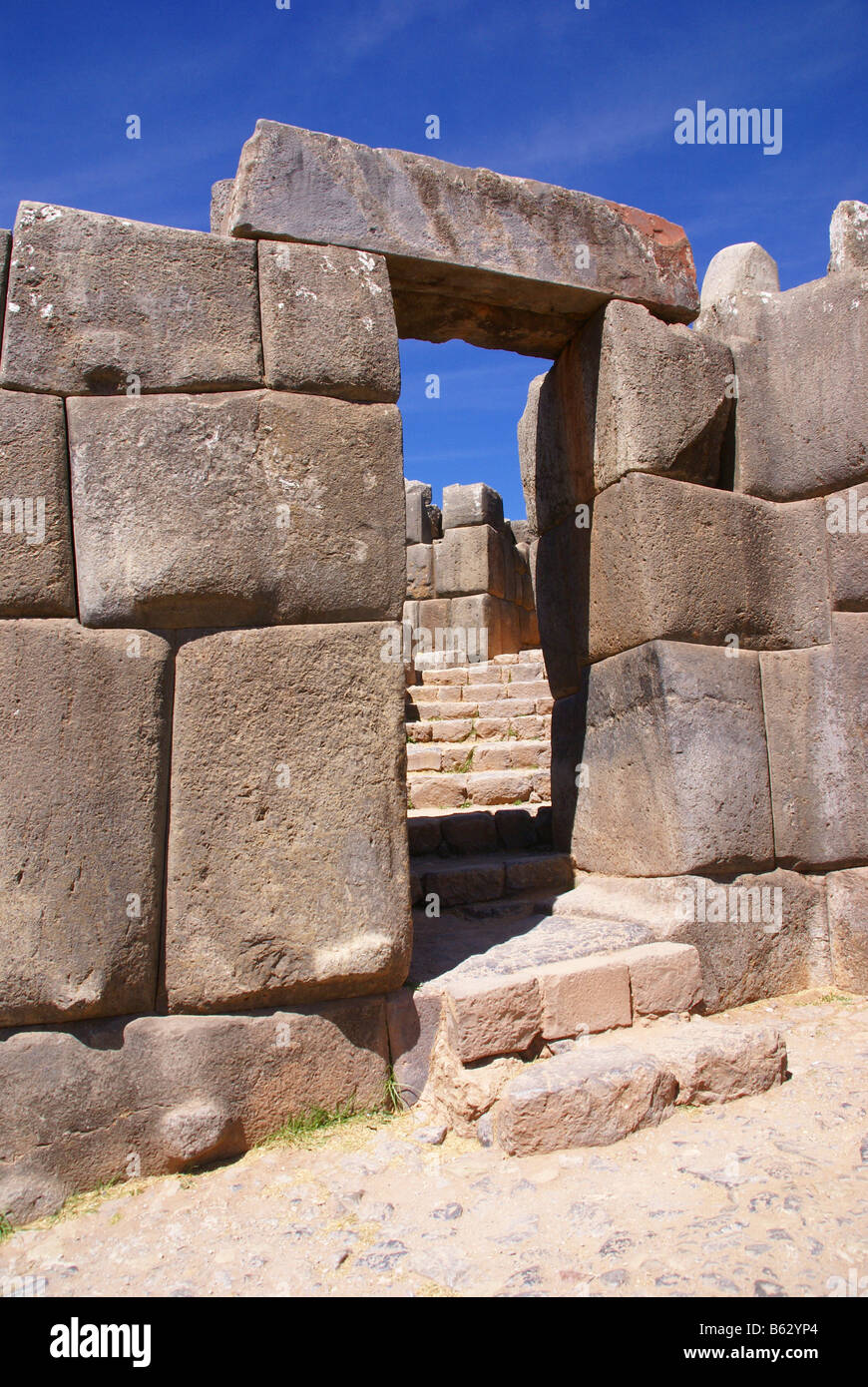Pietra massiccia gateway in fortezza Inca pareti, Sacsayhuaman, Cusco, Perù, Sud America Foto Stock