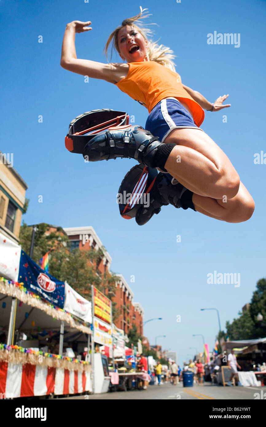 Basso angolo vista di una giovane donna jumping Foto Stock