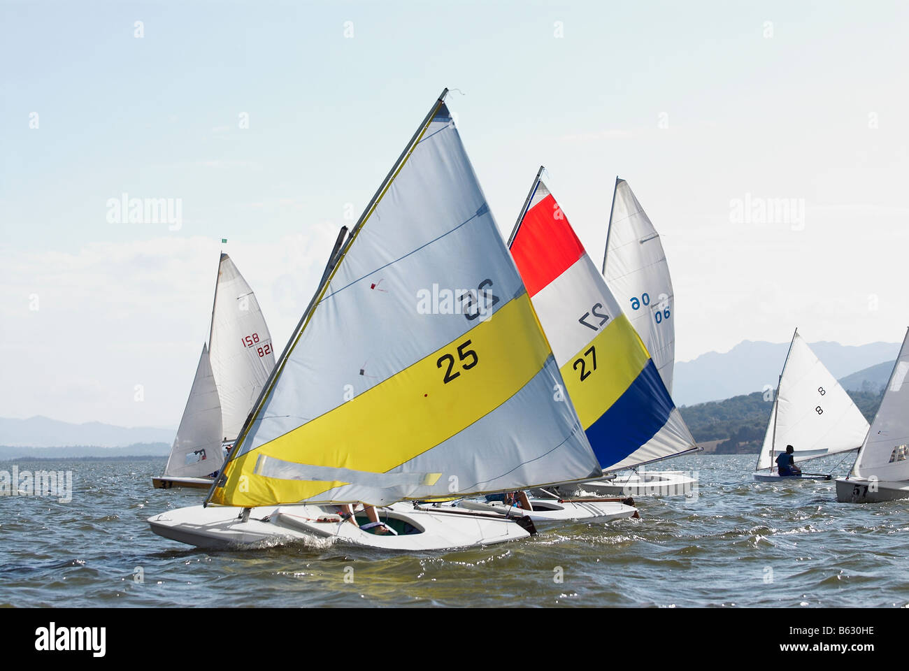 Due persone che partecipano a una gara di barche a vela Foto Stock