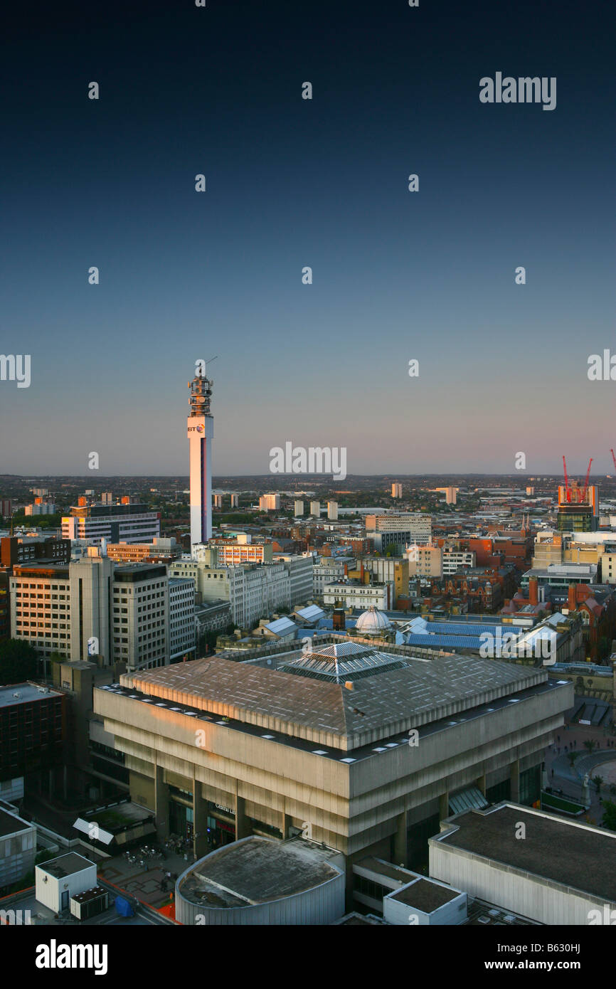 Paradise Circus e il Forum nel centro della città di Birmingham BT Tower in background Foto Stock