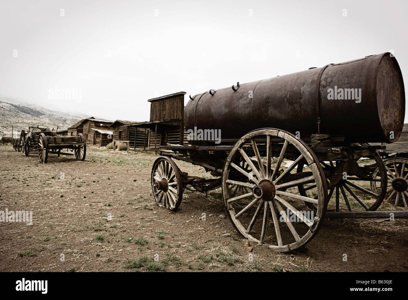 Abbandonati i carrelli a cavallo in un campo, il vecchio sentiero storico, Cody, Wyoming USA Foto Stock