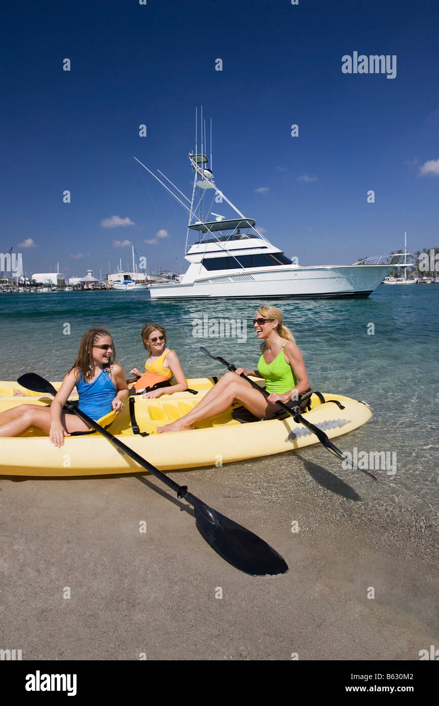 Donna matura con le sue figlie in seduta in kayak Foto Stock