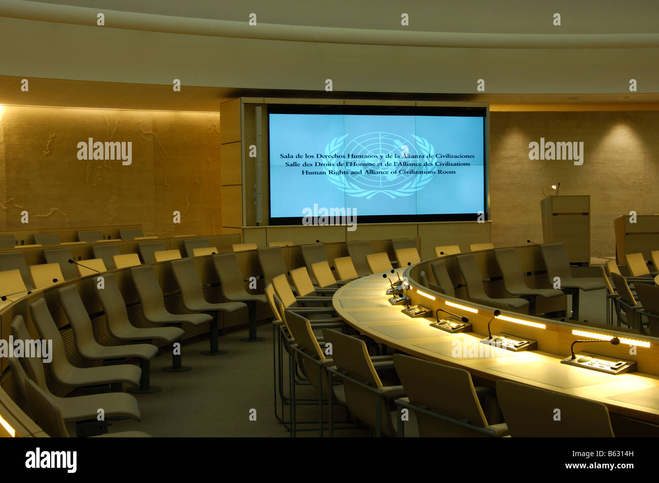 Fila di sedili e schermo a parete in materia di diritti umani e di alleanza di civiltà camera, Palais des Nations, Ginevra, Svizzera Foto Stock