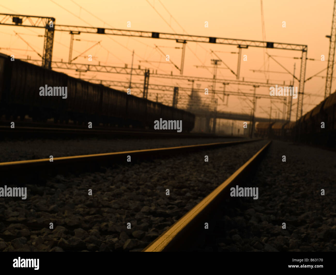 Stazione ferroviaria al crepuscolo. Foto Stock