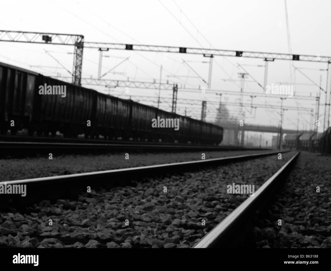 Stazione ferroviaria al crepuscolo. Foto Stock