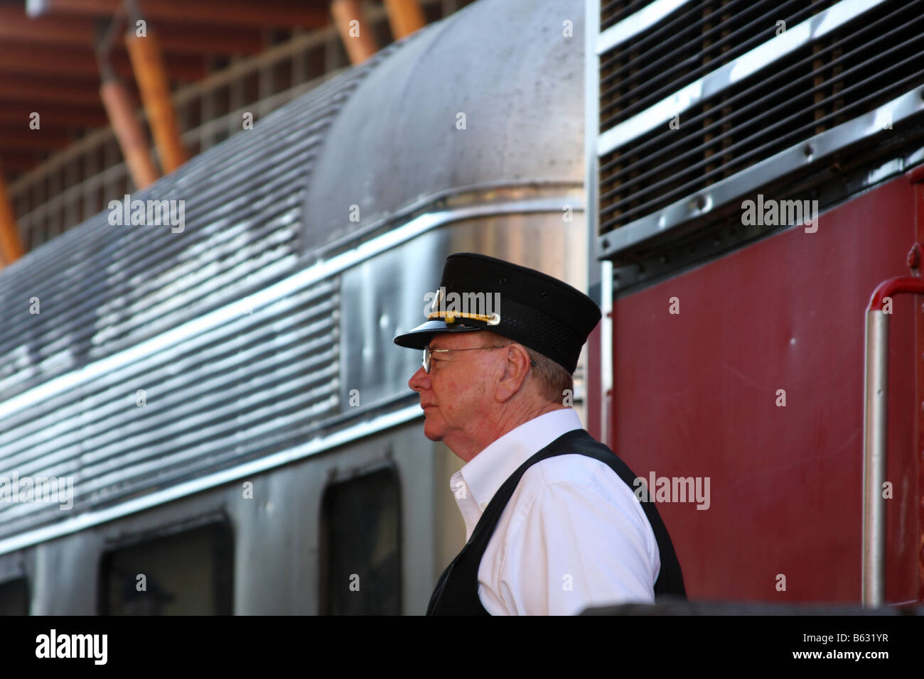 Il conduttore sul deposito dei treni nella parte anteriore del Branson Scenic Railway treno diesel Foto Stock