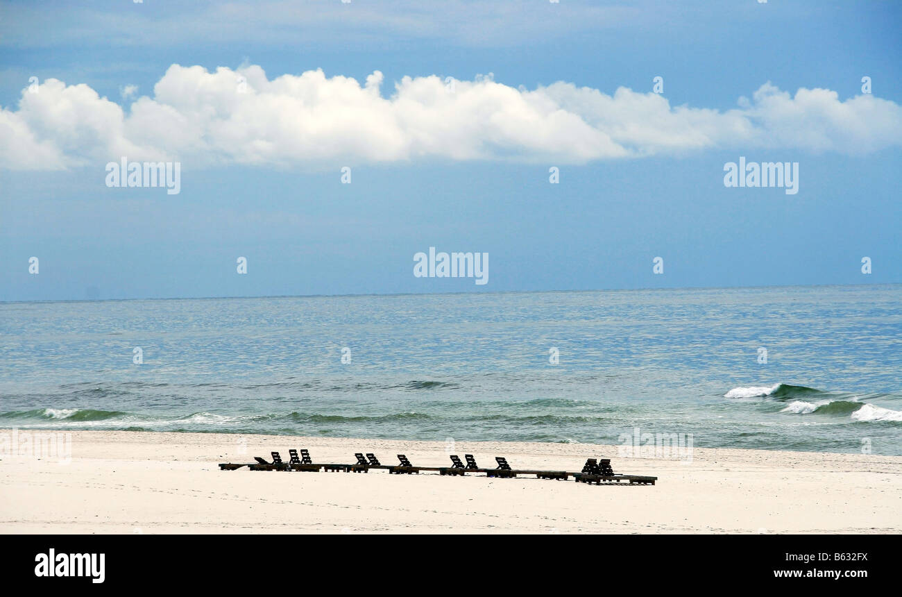 Spiaggia Costa con beach lounge blue sky nuvole onde Foto Stock