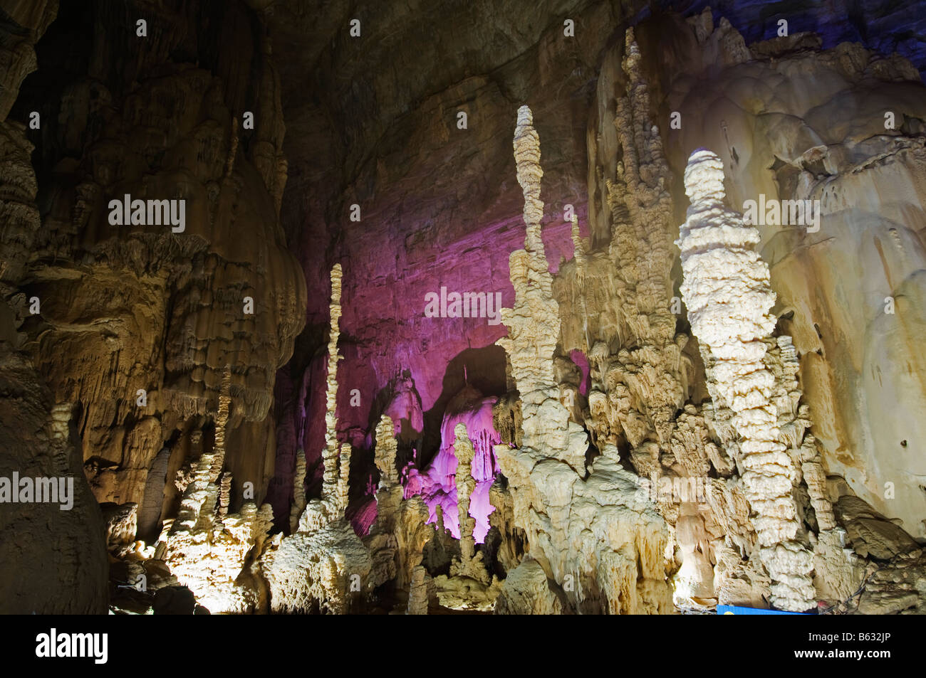 Cina Guizhou Zhijin grotta più grande in Cina lungo 10 km e 150 alta Foto Stock