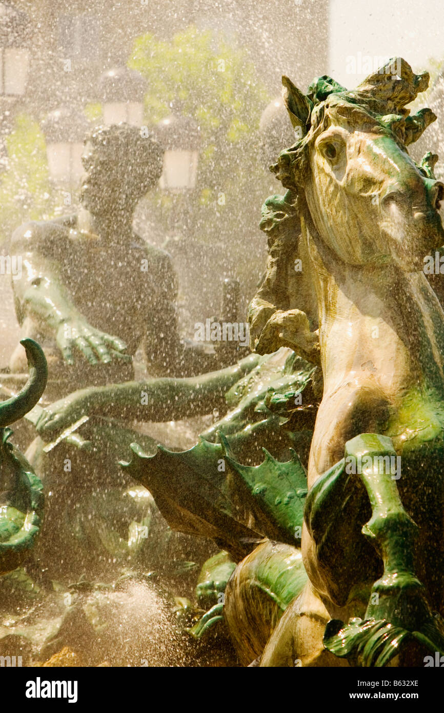 Close-up di una statua fontana, La Fontaine des Quinconces, Bordeaux Aquitania, Francia Foto Stock