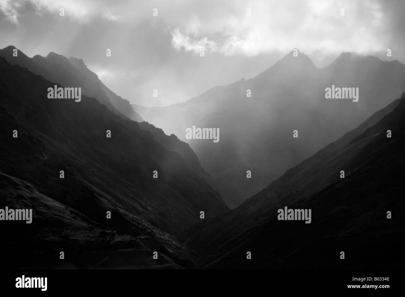 Docce a pioggia in montagna ad ovest del Lago Hawea, vicino a Wanaka, Isola del Sud, Nuova Zelanda Foto Stock