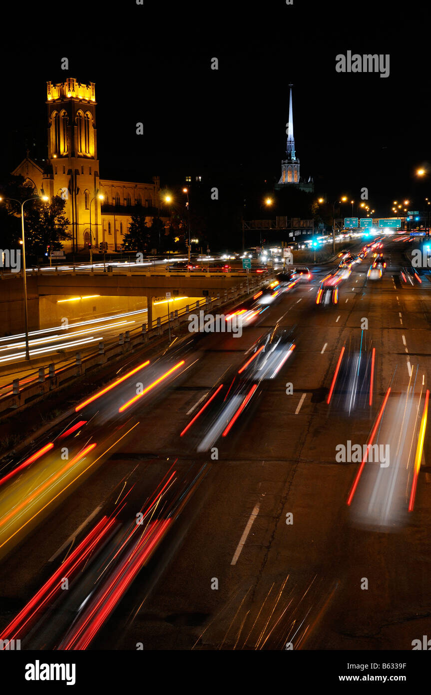 St Marks cattedrale vescovile e Regno Chiesa Metodista Guglia di notte con semaforo striature su Minneapolis Autostrada 94 Minnesota USA Foto Stock