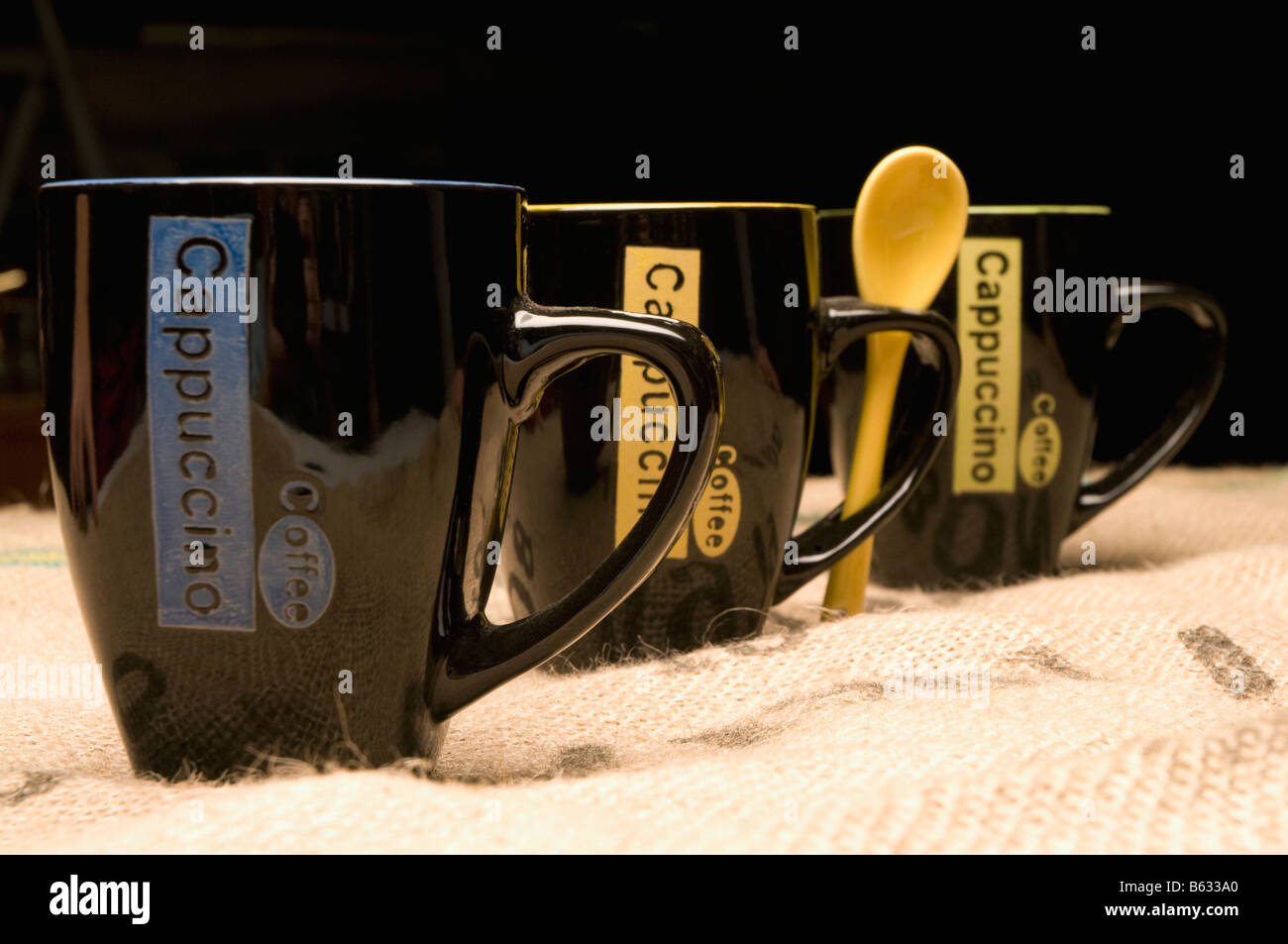 Close-up di tazze da caffè in una riga Foto Stock
