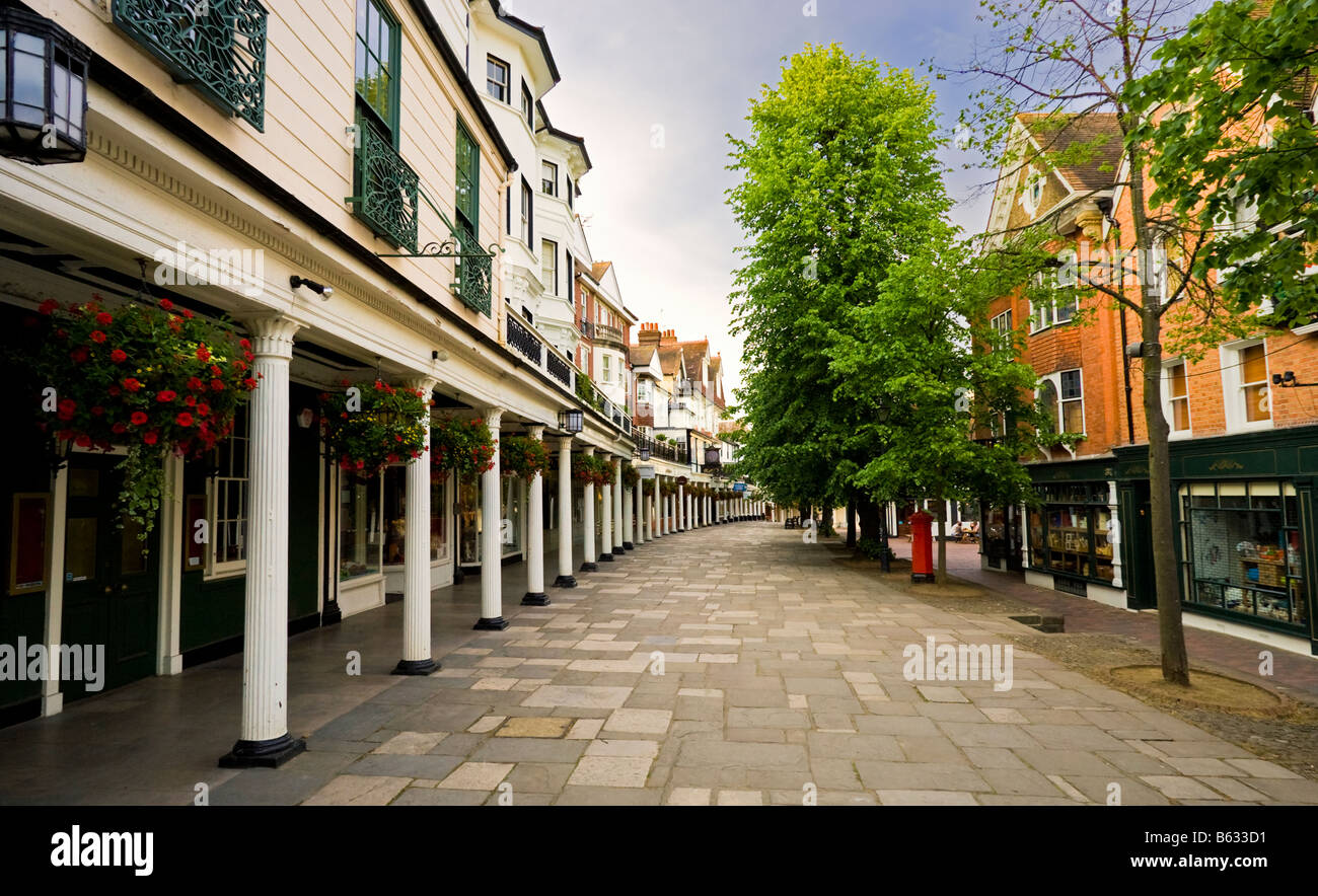 Il Pantiles passeggiate superiore a Royal Tunbridge Wells, Kent, England Regno Unito Foto Stock