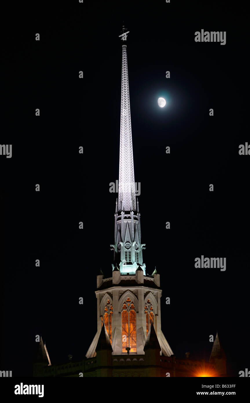 Hennepin Avenue Regno Chiesa Metodista campanile con luna a Minneapolis durante la notte Foto Stock