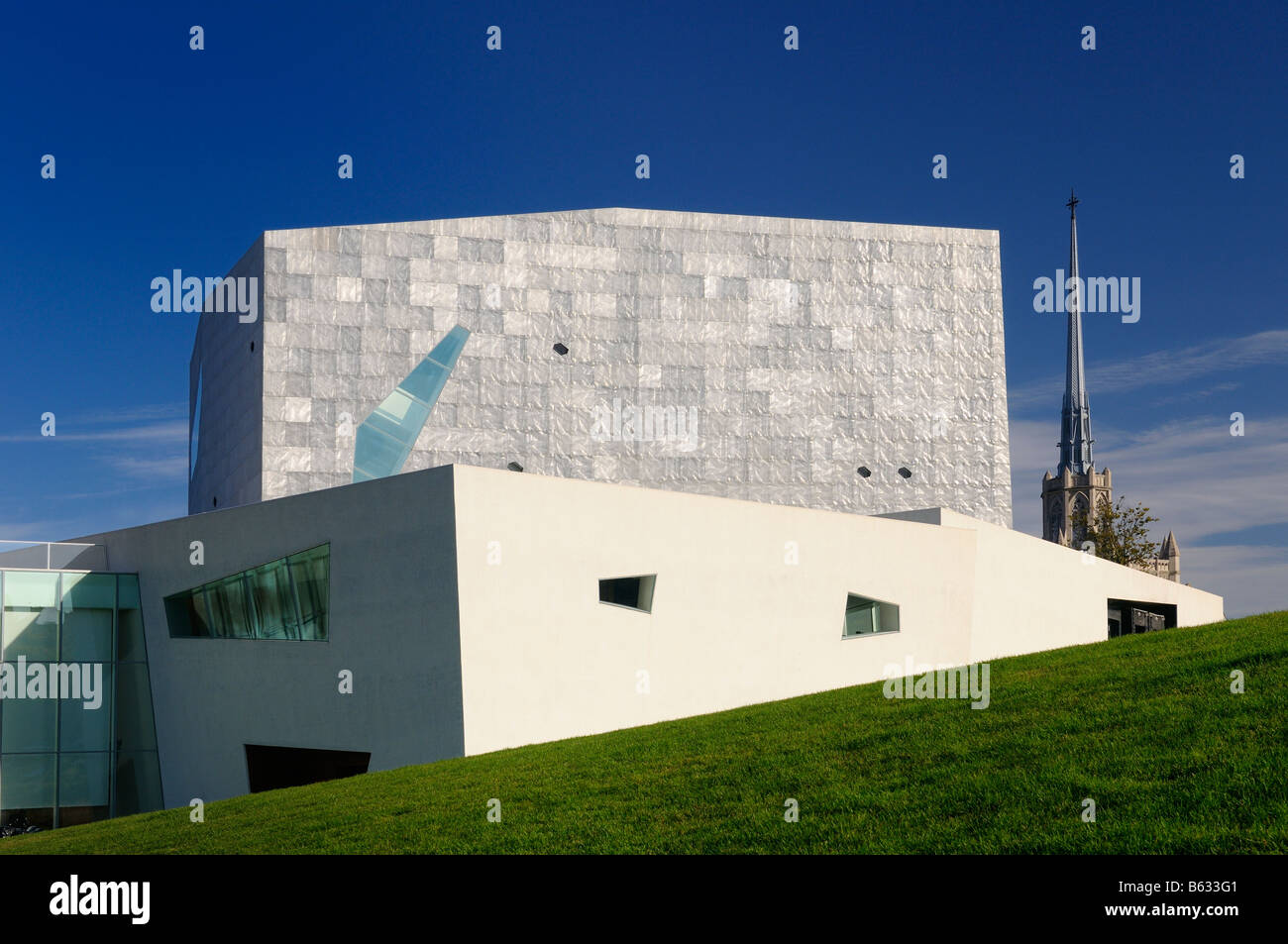 Il moderno Walker Art Center aggiunta architettura in Minneapolis in luce della sera con il Regno chiesa metodista Foto Stock