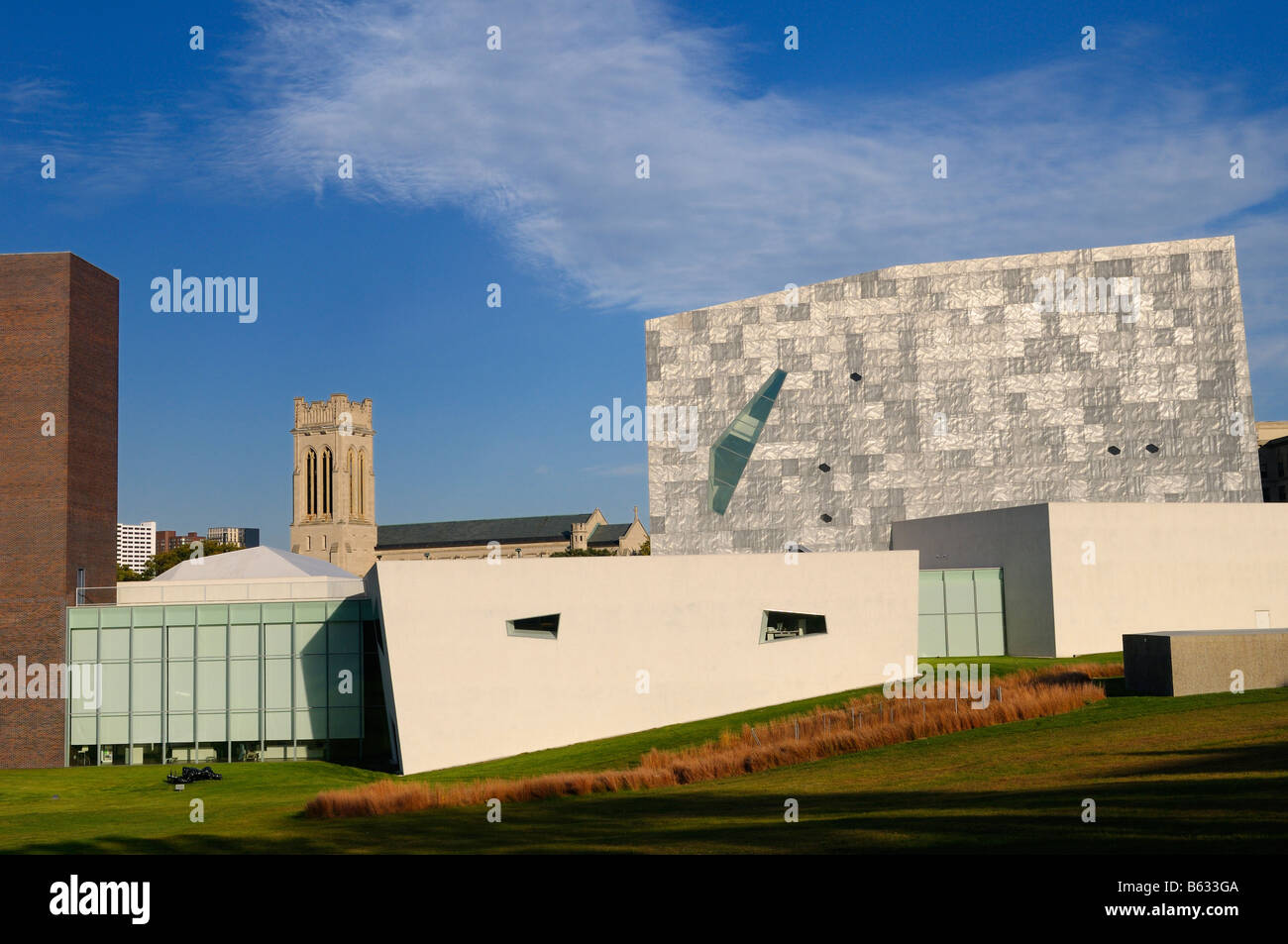 Il moderno Walker Art Center architettura in Minneapolis in luce della sera con St Marks cattedrale Foto Stock