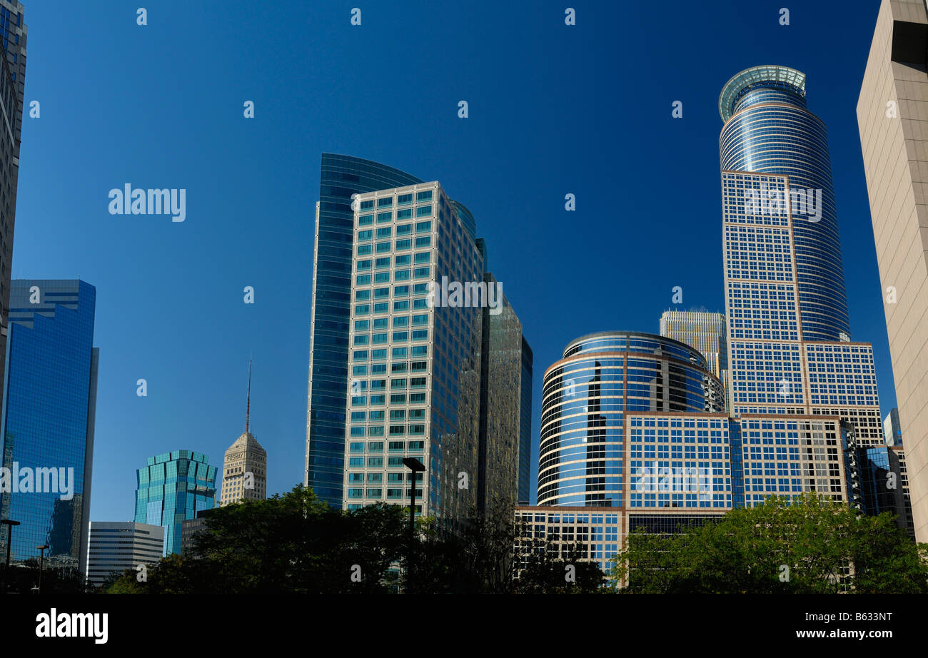 Ameriprise centro finanziario e 225 Sud sesto highrise torri in Downtown Minneapolis con cielo blu chiaro Foto Stock