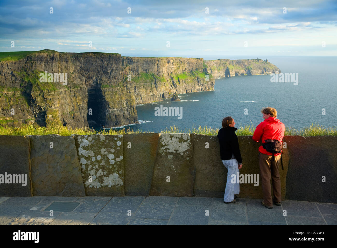 Ai turisti di ammirare le scogliere di Moher, County Clare, Irlanda. Foto Stock