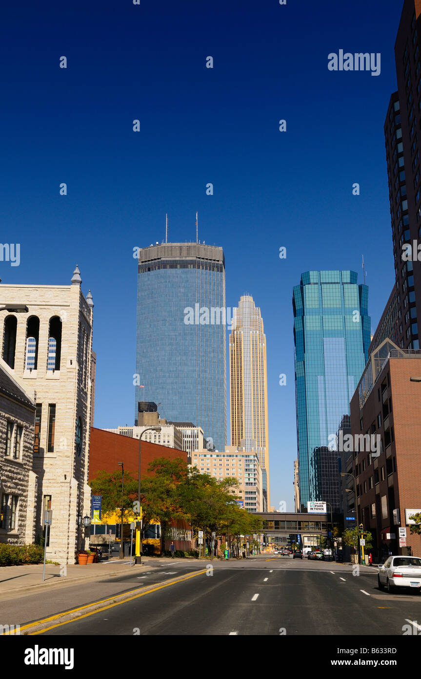 Torre IDS e Wells Fargo Center e a T Torre da vuoto Marquette Avenue Minneapolis Minnesota USA con cielo blu Foto Stock