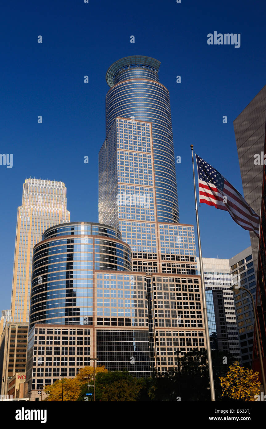 A sud la sesta e Wells Fargo highrise torri con cielo blu e la bandiera americana nel centro di Minneapolis Foto Stock