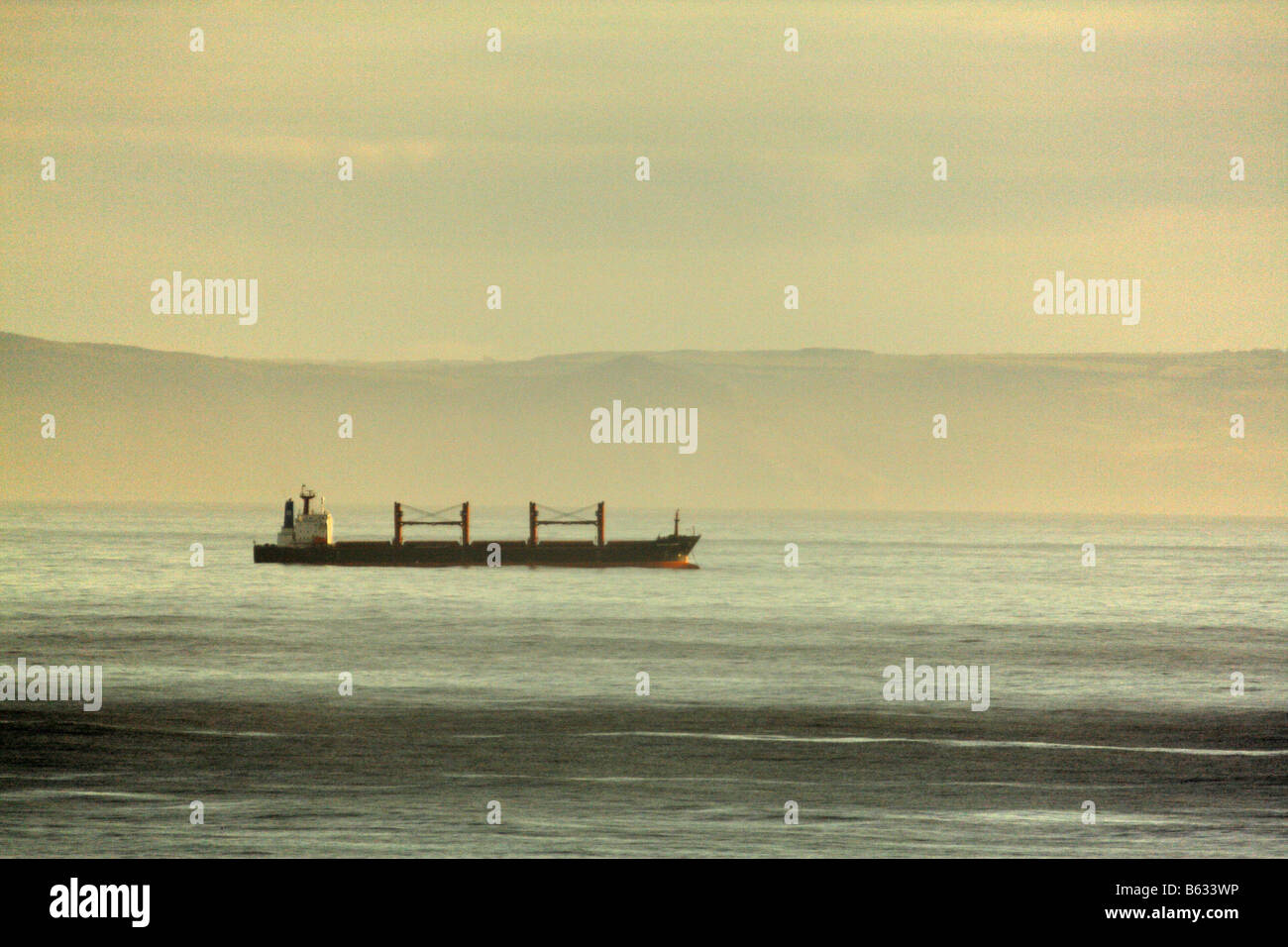 Petroliera nel canale di Bristol, visto dal Galles del Sud, con la costa del nord Somerset in background Foto Stock