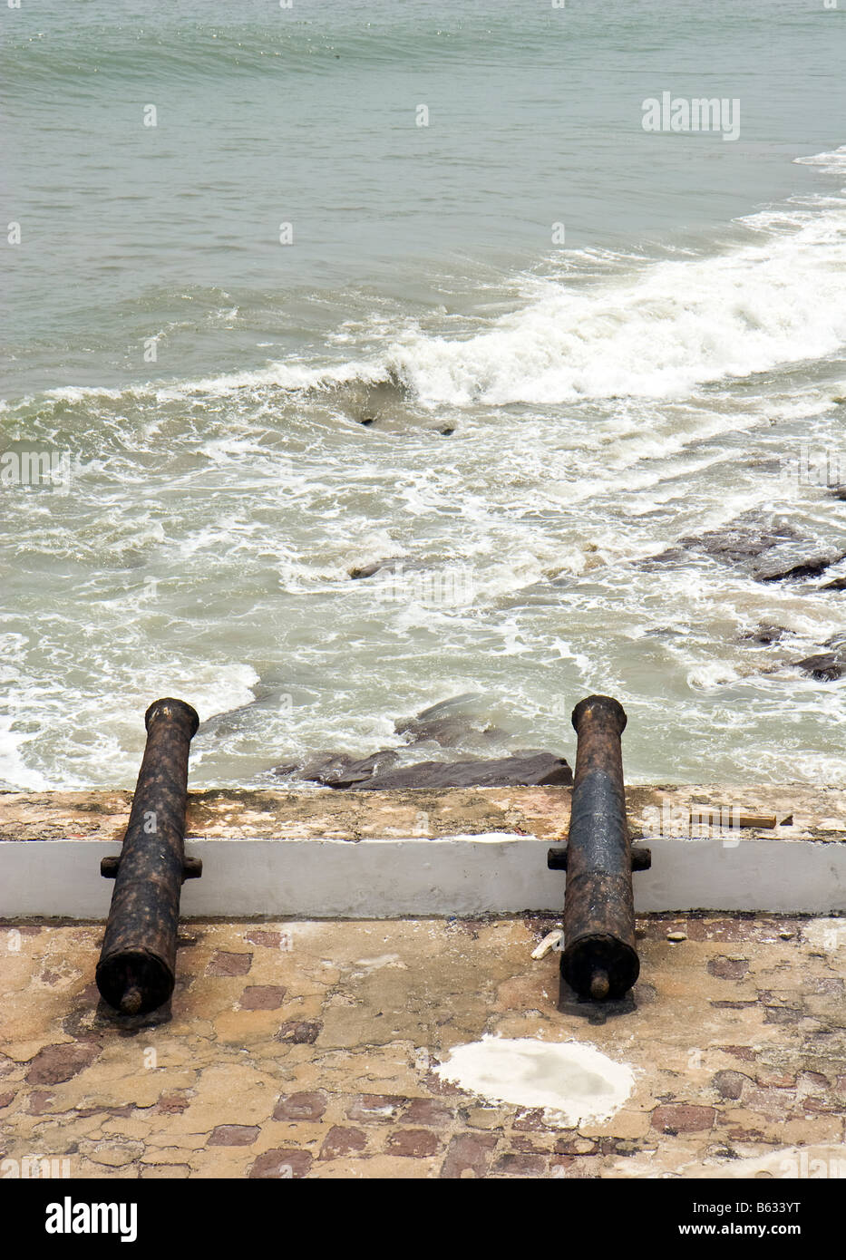 I cannoni sulla parete del castello di Elmina, un ex schiavo fortezza in Ghana la regione centrale Foto Stock