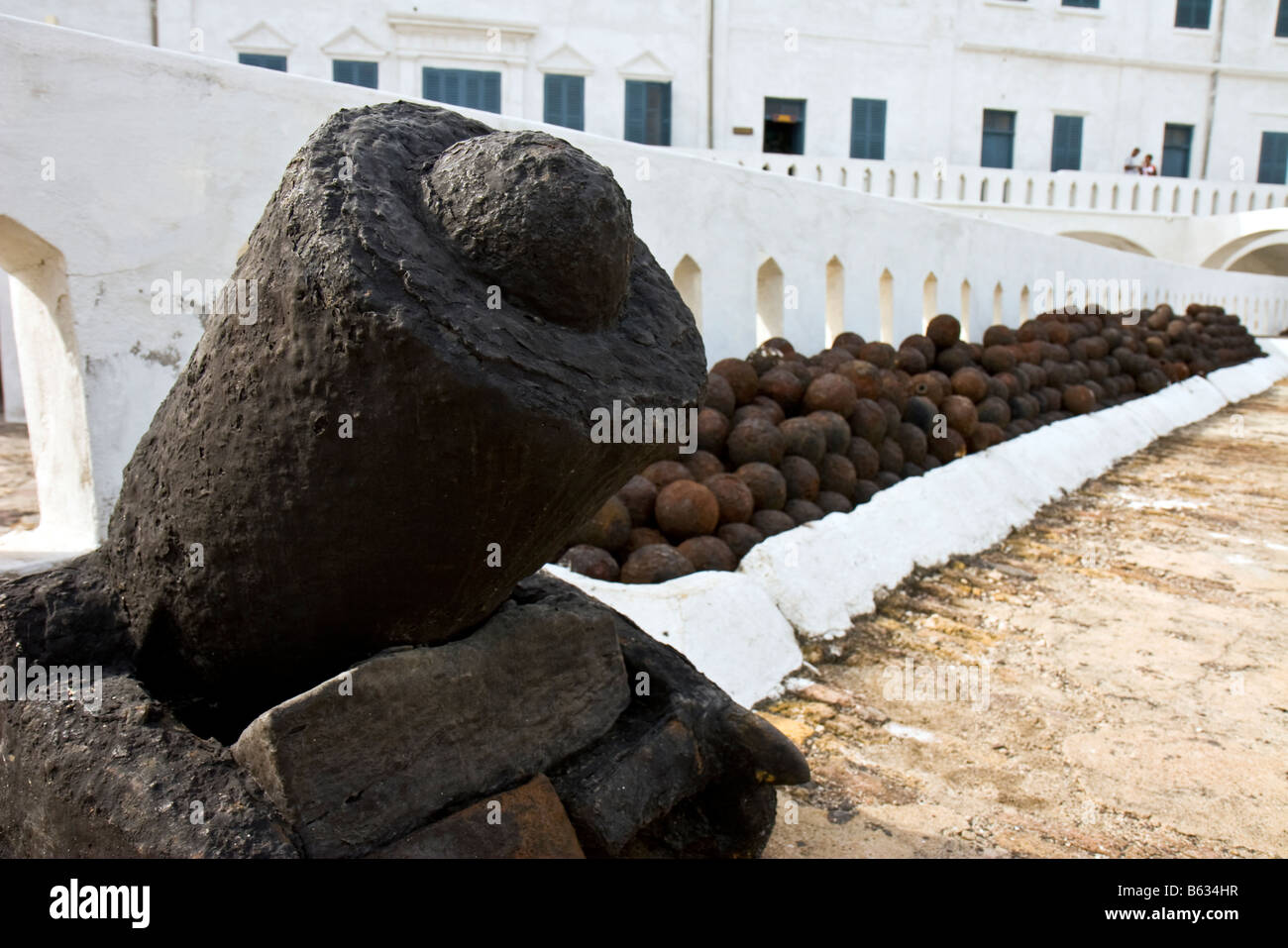 Un cannone e palle di cannone linea il cortile interno di Cape Coast Castle, un ex schiavo fortezza in Ghana. Foto Stock