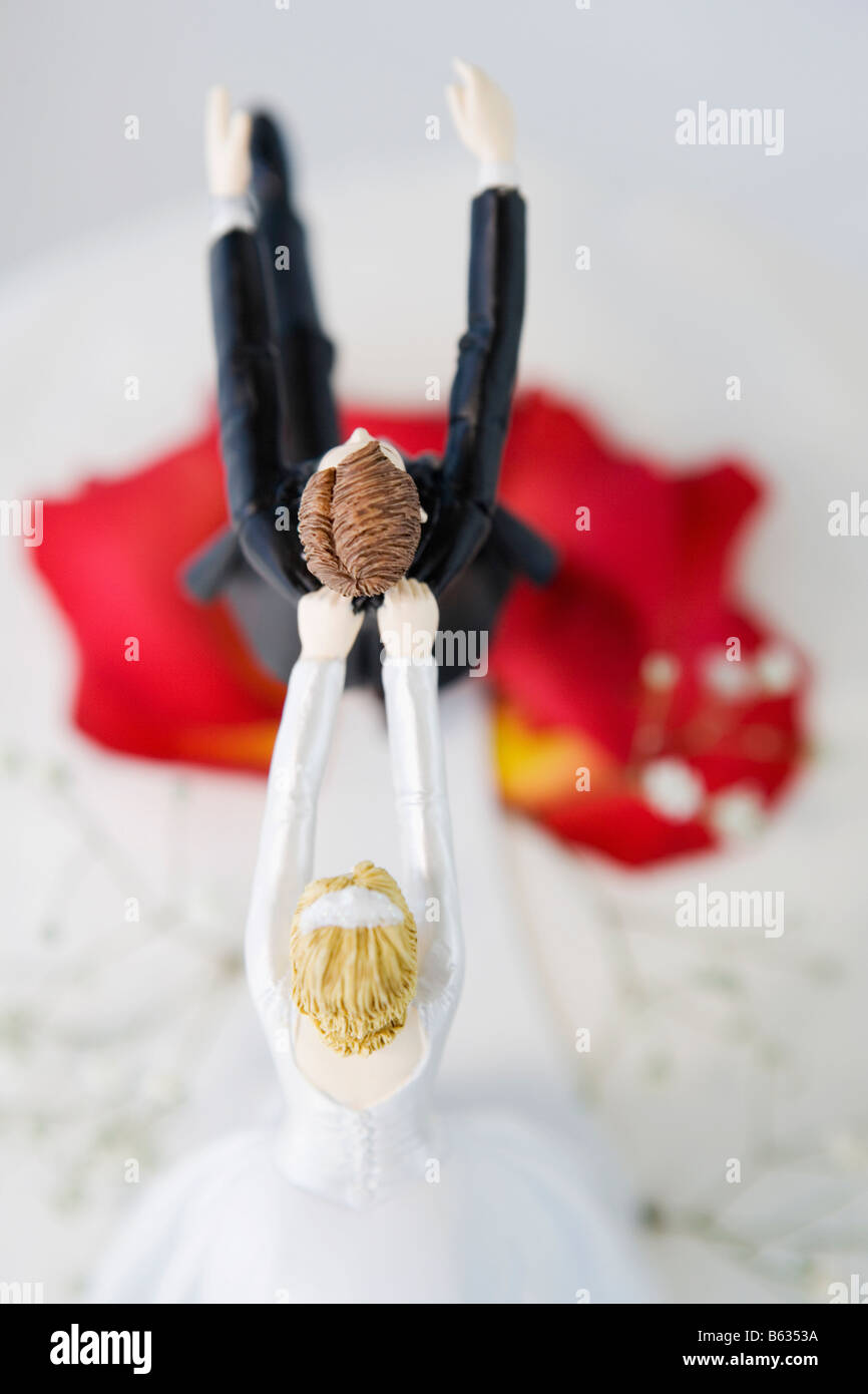 Angolo di alta vista di una torta di nozze figurina Foto Stock