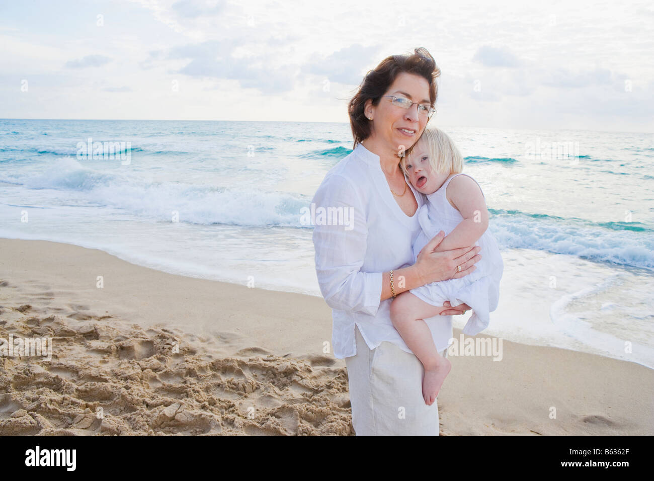 Ritratto di una donna matura che porta il suo nipote Foto Stock