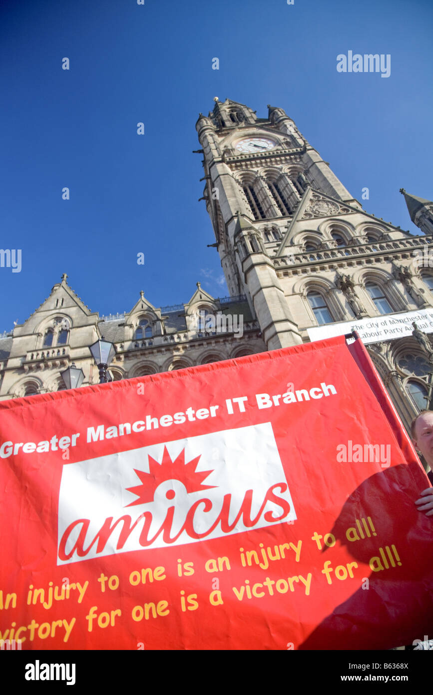 Unione Amicus Banner al di fuori di Manchester Town Hall, England Regno Unito Foto Stock