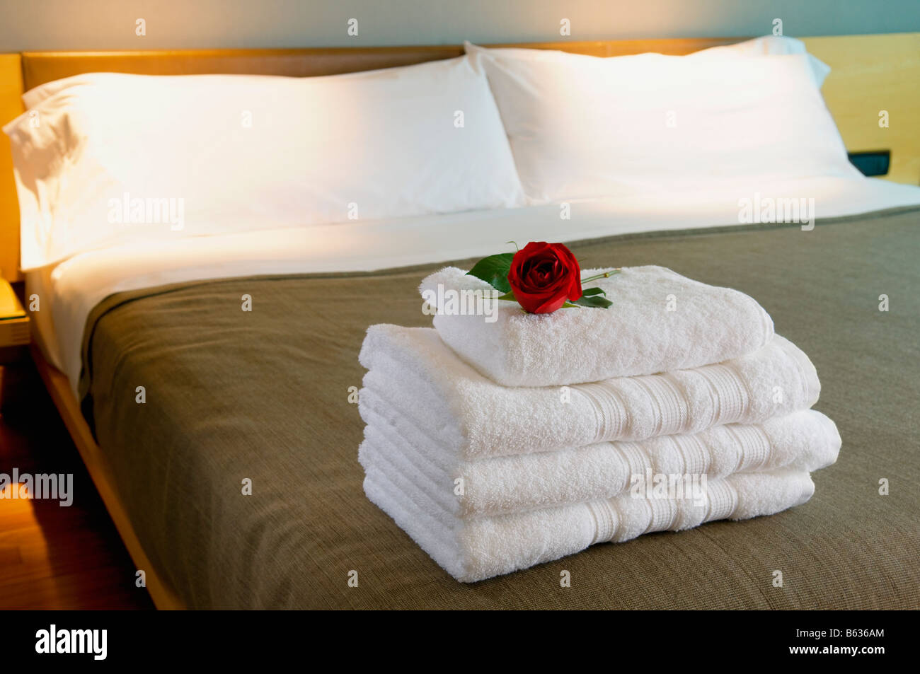 Gli asciugamani sul letto in una stanza di un hotel Foto stock - Alamy