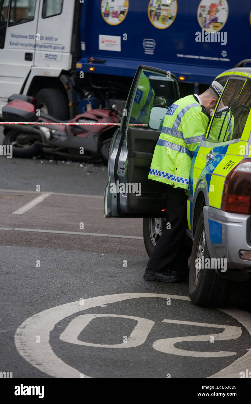 Traffico metropolitano la polizia indaga la collisione tra una moto e un London borough di Lambeth veicolo di riciclaggio Foto Stock