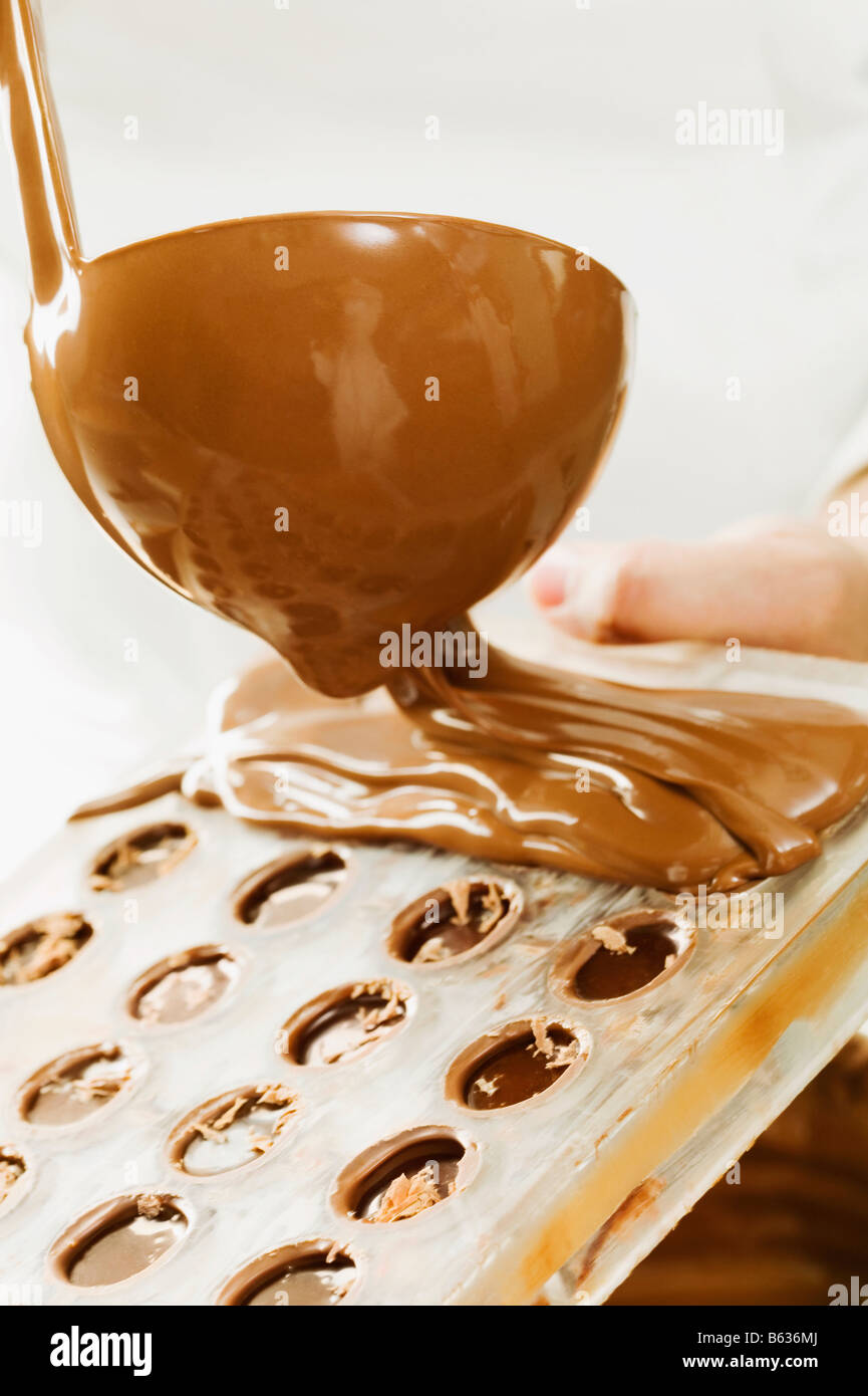 Caramello che viene versato su una teglia da forno Foto Stock