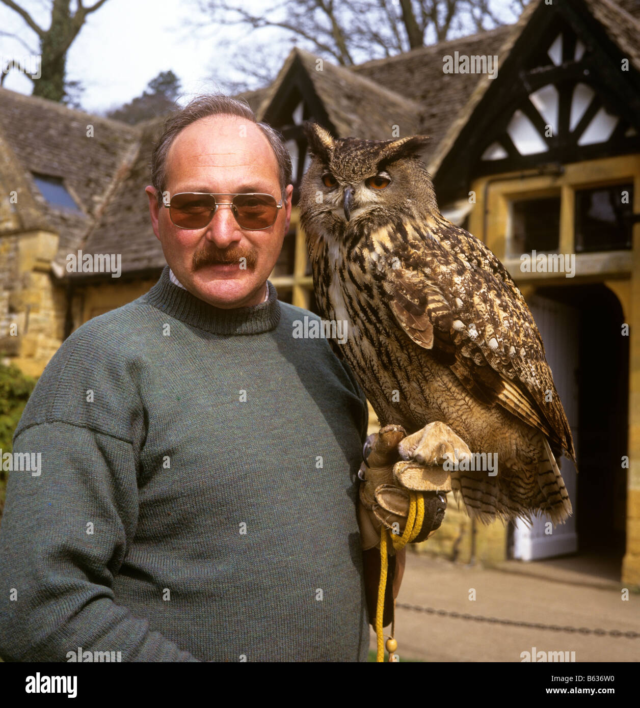 Regno Unito England Gloucestershire Cotswold Falconry Centre Geoff Dalton con il Gufo reale Foto Stock