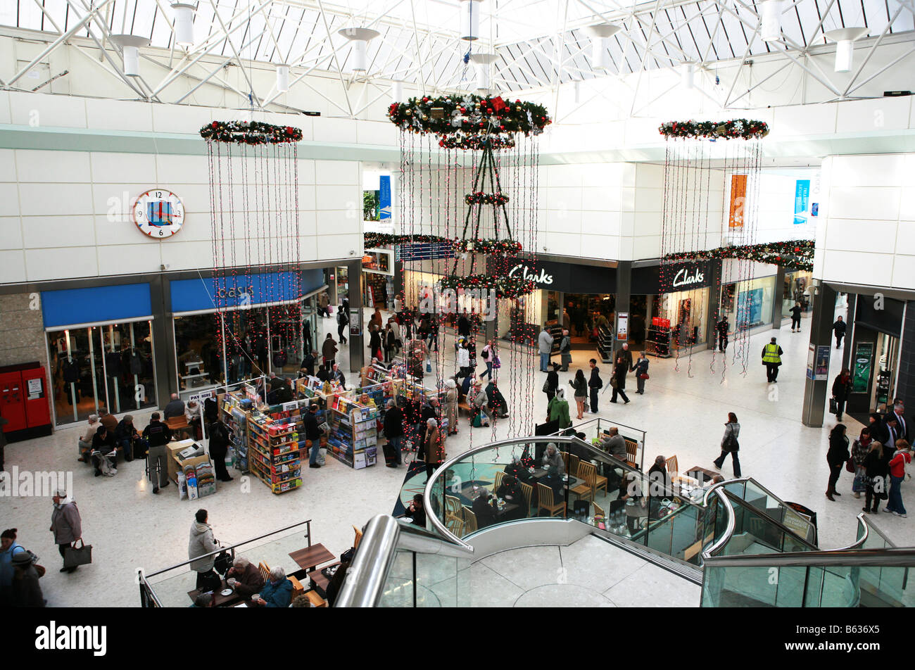 Gli acquirenti di Natale nel quadrante in centro per lo shopping Piscina shopping mall Swansea City Centre South Wales UK Foto Stock