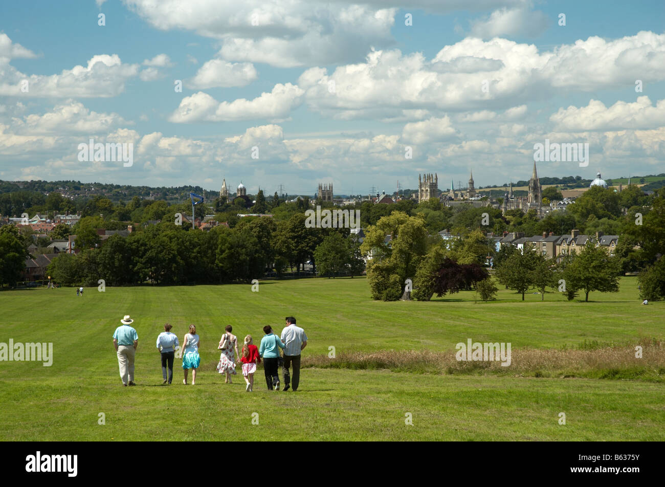 Famiglia godendo una giornata di sole in South Park Oxford Foto Stock