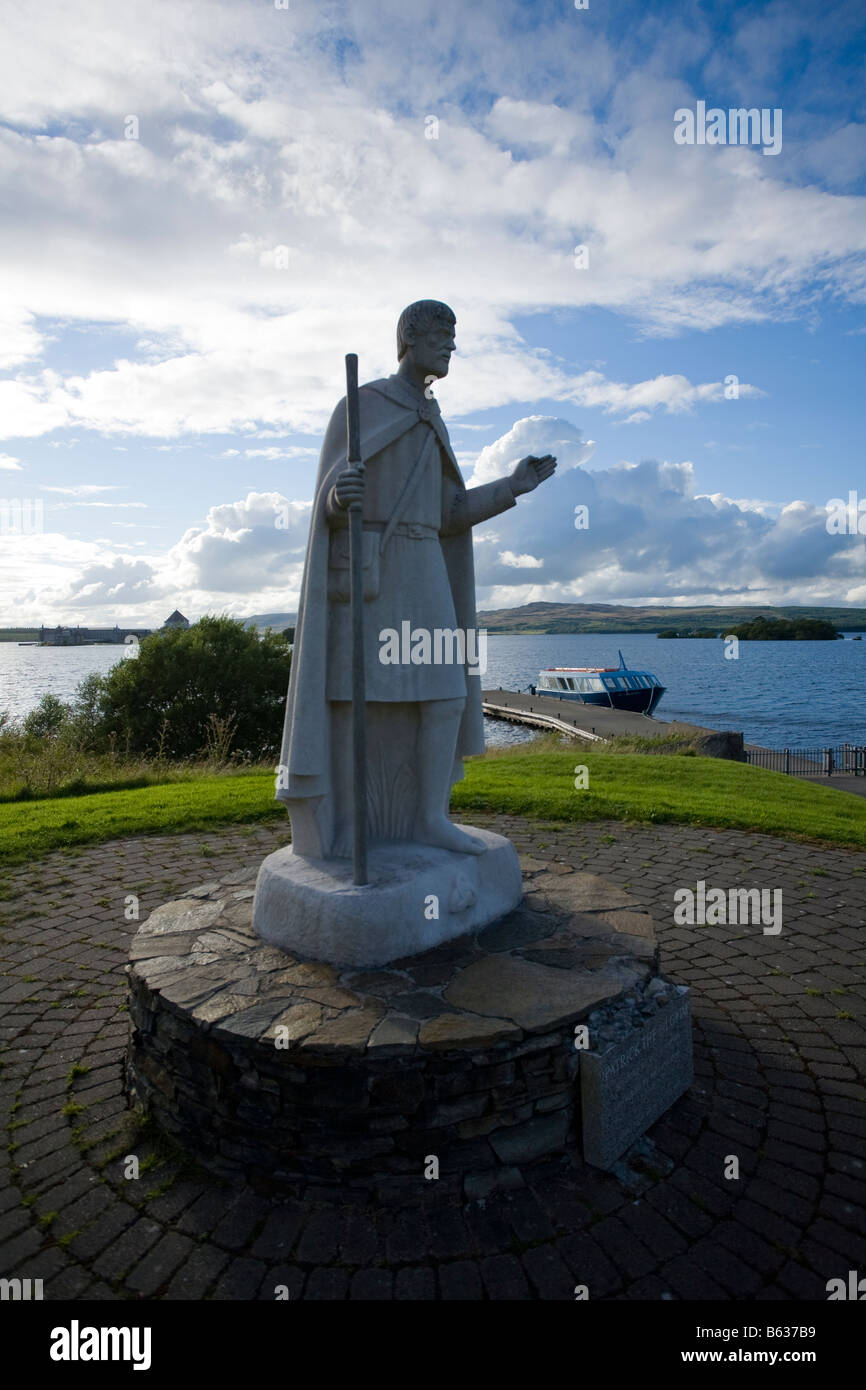 Statua di San Patrizio sulla riva del Lough Derg, County Donegal, Irlanda. Foto Stock