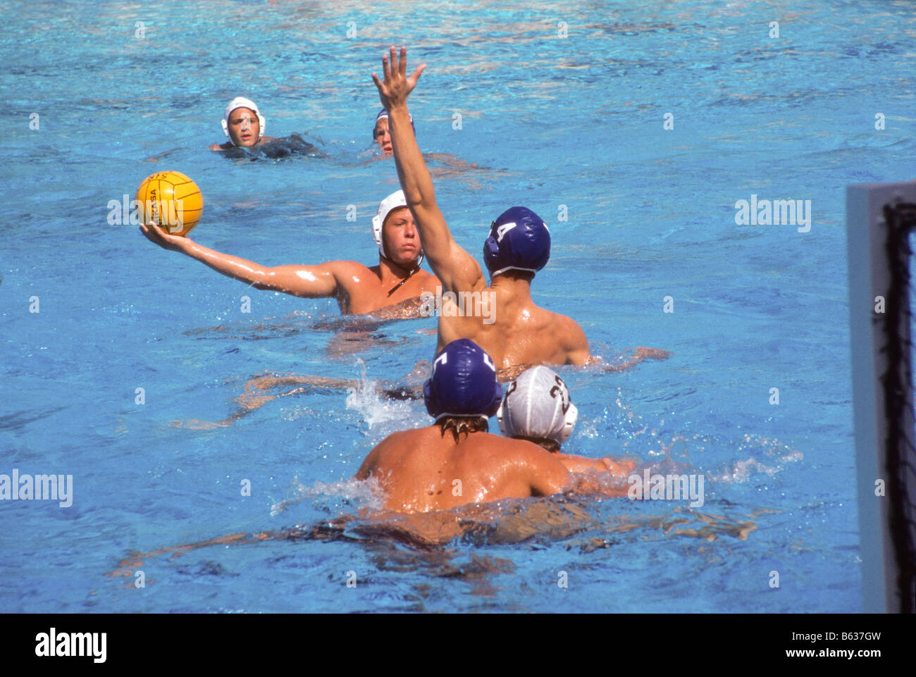 Giocatore tenta di blocco dell'avversario girato durante la pallanuoto gioco. Foto Stock