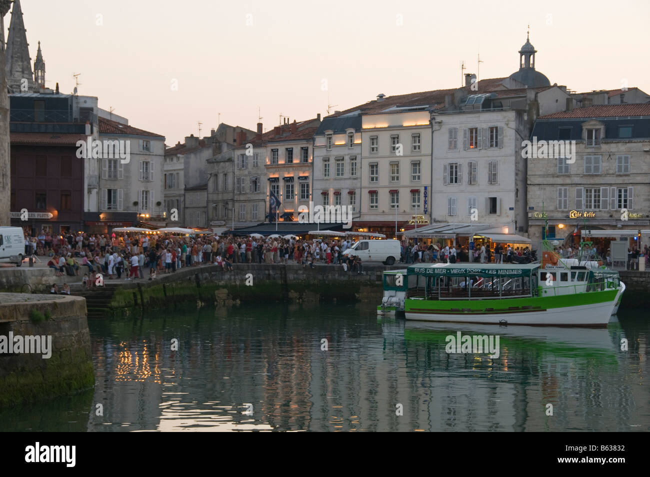 La folla presso il lato del porto sulla midsummer s sera La Rochelle Charente Maritime Francia Foto Stock