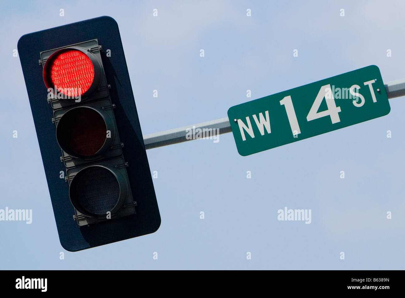 Basso angolo di visione di un cartello stradale su un semaforo, Washington DC, Stati Uniti d'America Foto Stock
