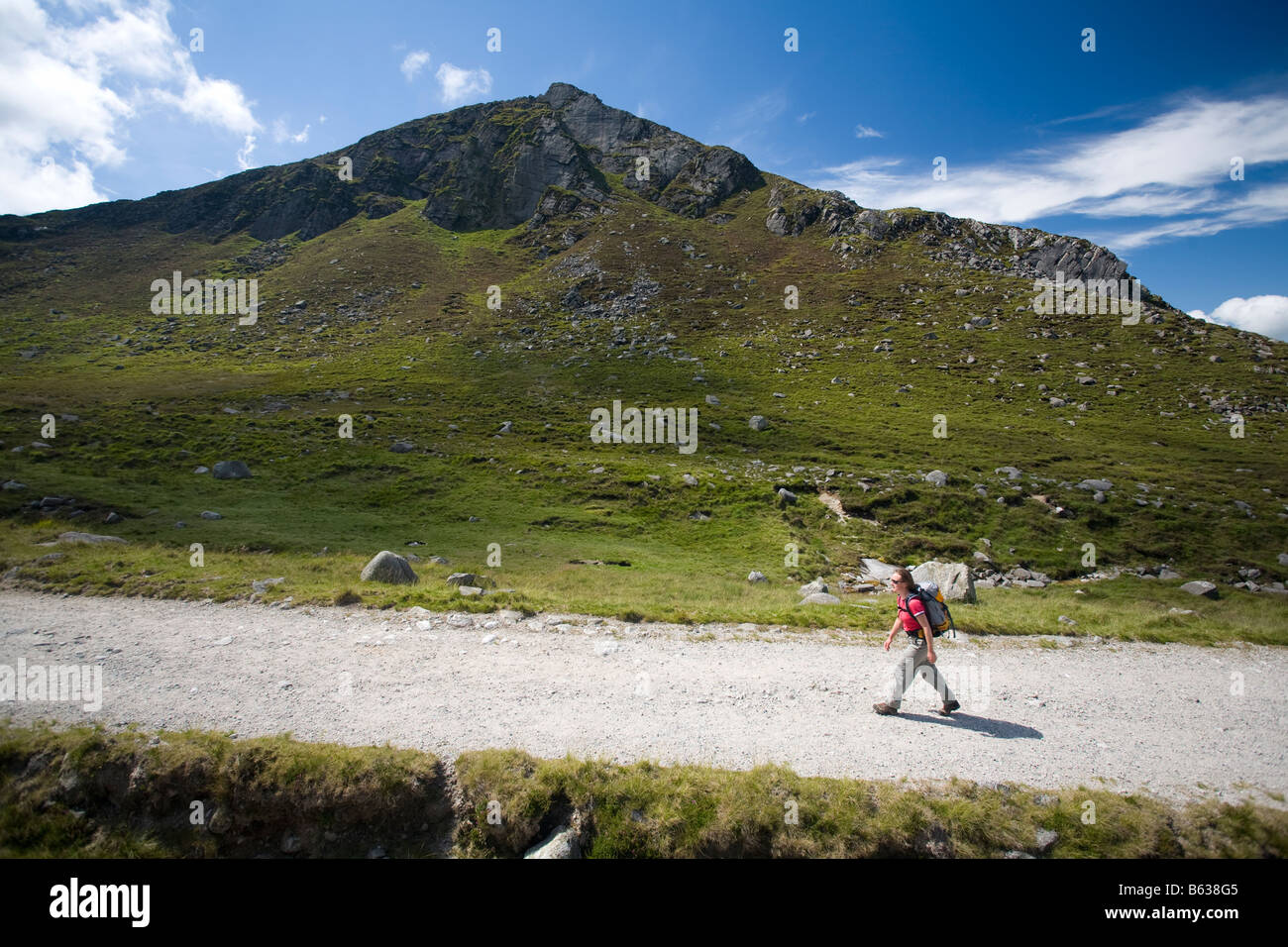 Walker sul Trassey traccia sotto Spelack montagna, Mourne Mountains, County Down, Irlanda del Nord, Regno Unito. Foto Stock